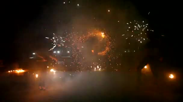 Frauen Führen Nächtliche Feuershow Auf Der Straße Auf — Stockvideo