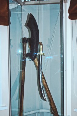 Ahşap sapüzerinde eski vintage öğe eski poleaxes balta fotoğraf. Eski Rusya'da düşmana karşı savaşan denek. Uzun saplı Vintage balta.