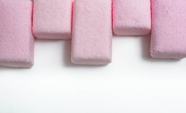 Beyaz yüzeyde renkli tatlılar