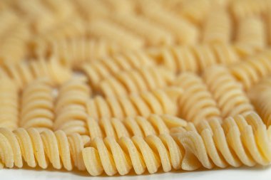 beyaz yüzeyüzerinde çiğ pişmemiş makarna yığını 