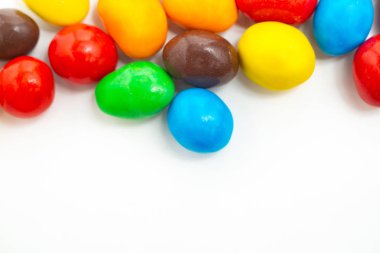 beyaz arkaplanda renkli şekerler