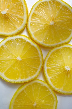 sarı beyaz zemin üzerine limon dilimleri