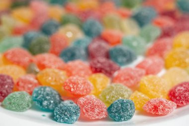 Beyaz arka planda renkli reçeller