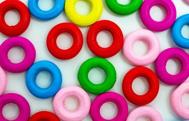 Beyaz yüzeyde renkli tatlılar