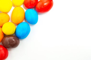 beyaz arkaplanda renkli şekerler