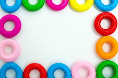 Beyaz yüzeyde renkli tatlılar