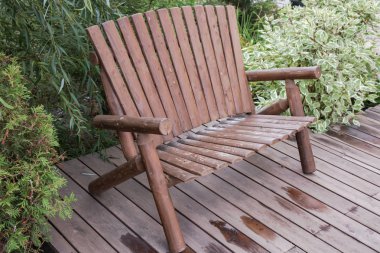 ahşap gündüz çim üzerinde oturur