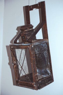 Eski vintage nesne eski demir gaz lambası fotoğrafı. Yangının yerleştirildiği nesne ısıtıldı ve aydınlatma cihazı olarak kullanıldı..