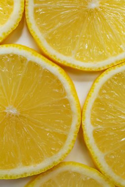 sarı beyaz zemin üzerine limon dilimleri