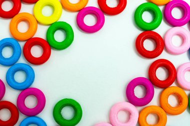 Beyaz yüzeyde renkli tatlılar