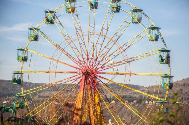arka planda şehirde renkli marrygoaround