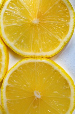 sarı beyaz zemin üzerine limon dilimleri