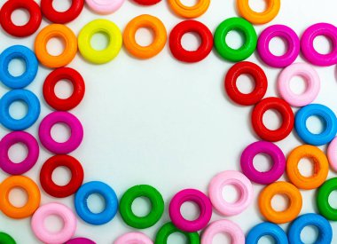 Beyaz yüzeyde renkli tatlılar