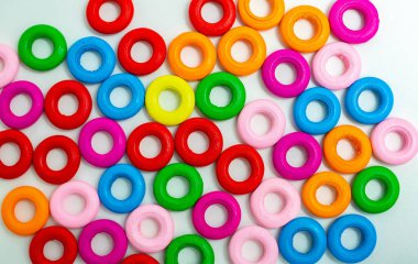 Beyaz yüzeyde renkli tatlılar