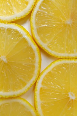 sarı beyaz zemin üzerine limon dilimleri