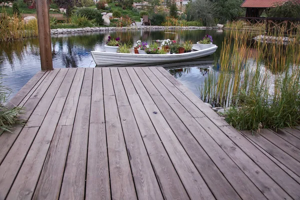 Bateau Bois Décoré Rangée Sur Eau Lac — Photo