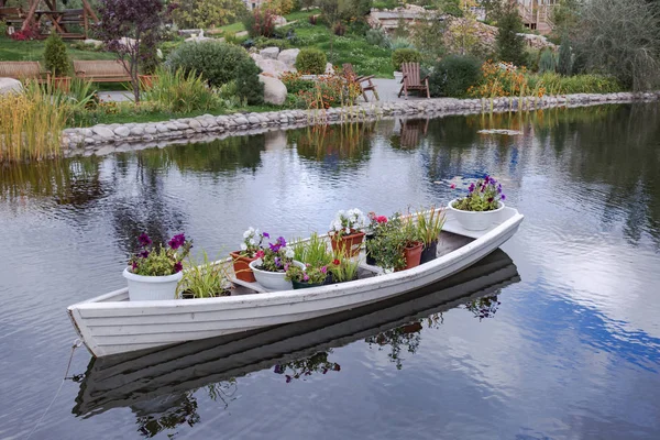 Bateau Bois Décoré Rangée Sur Eau Lac — Photo