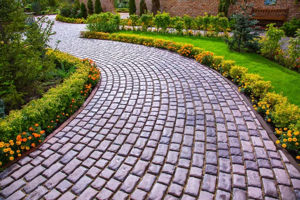 Parkta Arnavut kaldırımlı yolun gündüz görünümü 