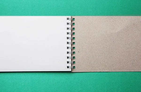 White Blank Notepad Green Background — 스톡 사진