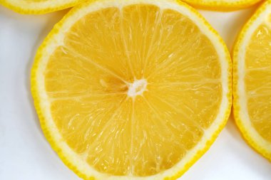 sarı beyaz zemin üzerine limon dilimleri