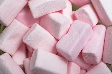 Beyaz yüzeyde renkli tatlılar