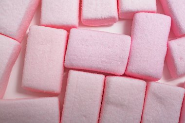 Beyaz yüzeyde renkli tatlılar