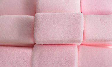 Beyaz yüzeyde renkli tatlılar