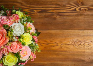 ahşap yüzeyde renkli güller 