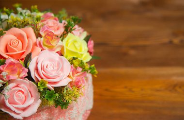 ahşap yüzeyde renkli güller 