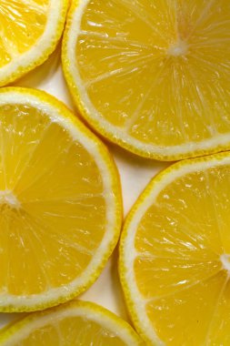 beyaz zemin üzerine taze dilimlenmiş limon