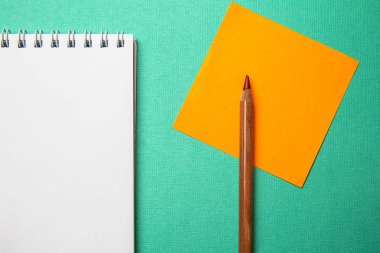 yeşil arkaplanda beyaz boş not defteri