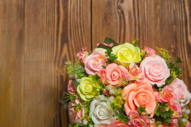 ahşap yüzeyde renkli güller 