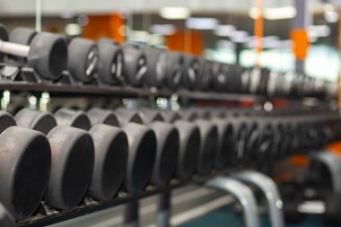 spor salonunda çeşitli spor ekipmanları