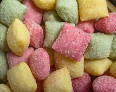 Beyaz yüzeyde renkli tatlılar