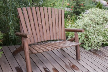 ahşap gündüz çim üzerinde oturur