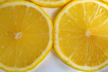 sarı beyaz zemin üzerine limon dilimleri