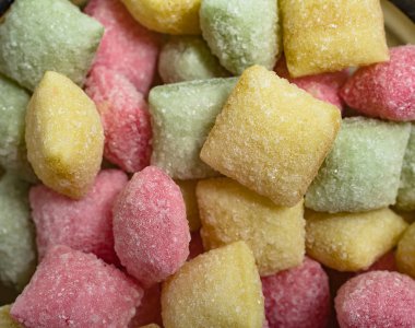 Beyaz yüzeyde renkli tatlılar