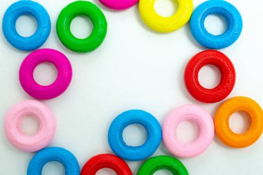 Beyaz yüzeyde renkli tatlılar