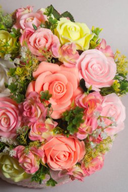 beyaz arka planda renkli güller 