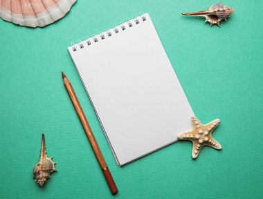 yeşil arkaplanda beyaz boş not defteri