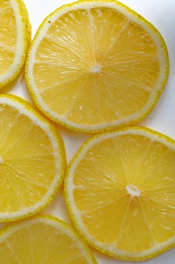 sarı beyaz zemin üzerine limon dilimleri