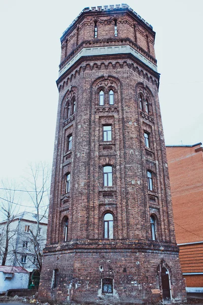 Fotografía Antiguo Edificio Una Torre Agua Ladrillo Rojo Envejecido Con — Foto de Stock