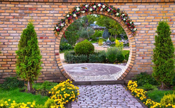 Foto Arco Decorado Una Pared Ladrillo Parque Entre Flores Plantas — Foto de Stock