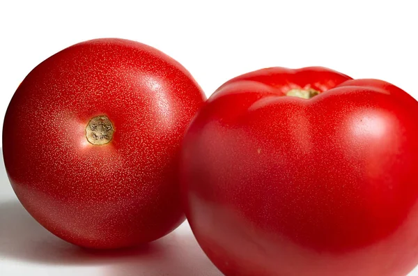 在白色背景上分离的鲜红色西红柿 — 图库照片