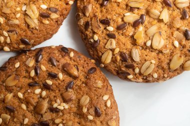 Beyaz arka plan üzerinde serpme closeup ile kahverengi diyet düşük kalorili fitness tahıl bisküvi Makro fotoğraf.