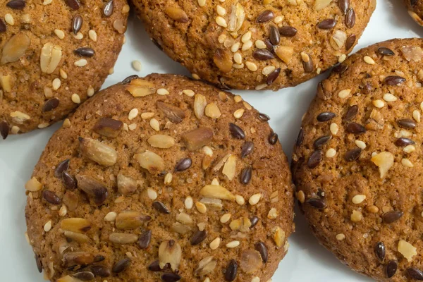 Beyaz arka plan üzerinde serpme closeup ile kahverengi diyet düşük kalorili fitness tahıl bisküvi Makro fotoğraf.