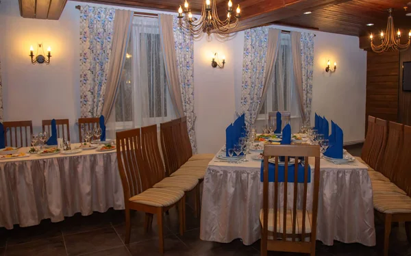 Foto Sala Fondo Con Mesas Cubiertas Tela Sillas Para Banquete — Foto de Stock