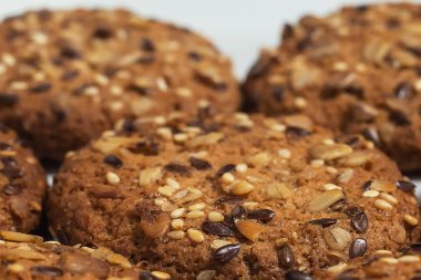 Beyaz arka plan üzerinde serpme closeup ile kahverengi diyet düşük kalorili fitness tahıl bisküvi Makro fotoğraf.