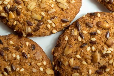 Beyaz arka plan üzerinde serpme closeup ile kahverengi diyet düşük kalorili fitness tahıl bisküvi Makro fotoğraf.