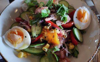 Masada yumurta ve sebzeli lezzetli yemekler.